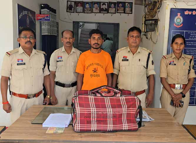 बस स्टैंड से 8 किलाे गांजा के साथ आरोपी गिरफ्तार